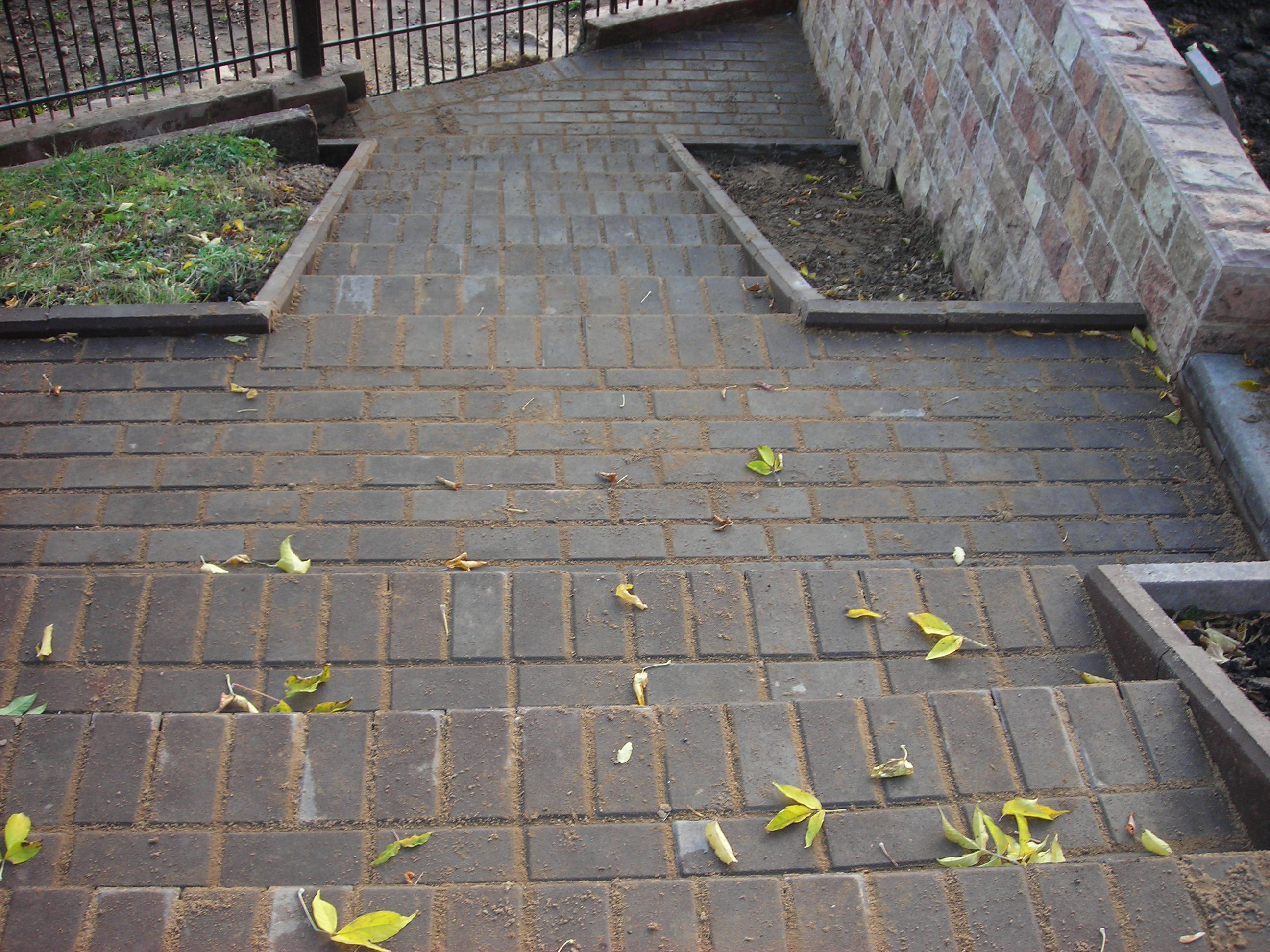 Мощение дорожек с подготовкой основания для авто